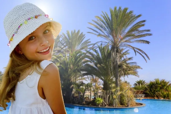 Sommarsemester - porträtt av vackra flicka i beach resort — Stockfoto