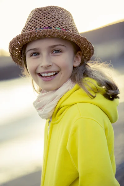 Summer vacation - Portrait of lovely girl on the beach — Stock Photo, Image