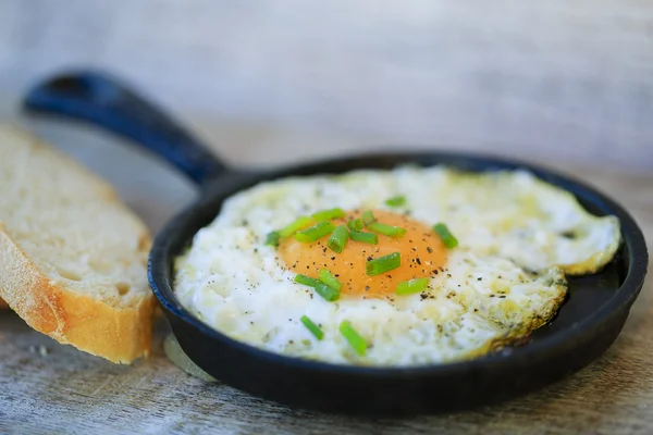 Πρωινό, τηγανητό αυγό με σχοινόπρασο — Φωτογραφία Αρχείου