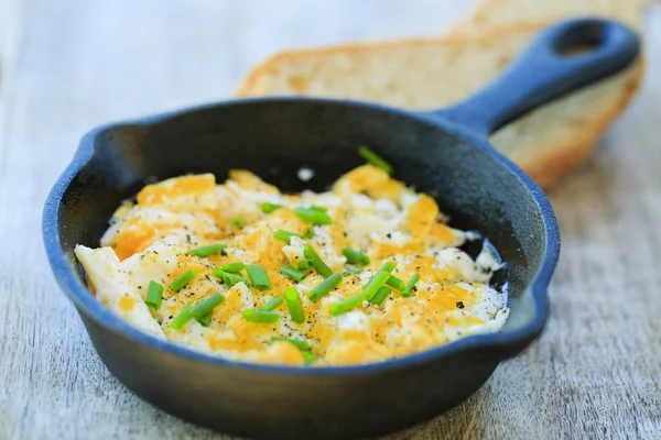 Petit déjeuner, œufs brouillés à la ciboulette — Photo