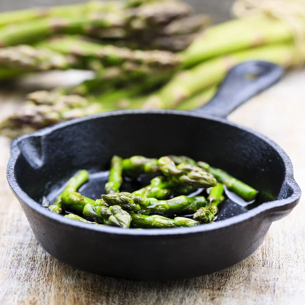 Asparagi sulla padella — Foto Stock