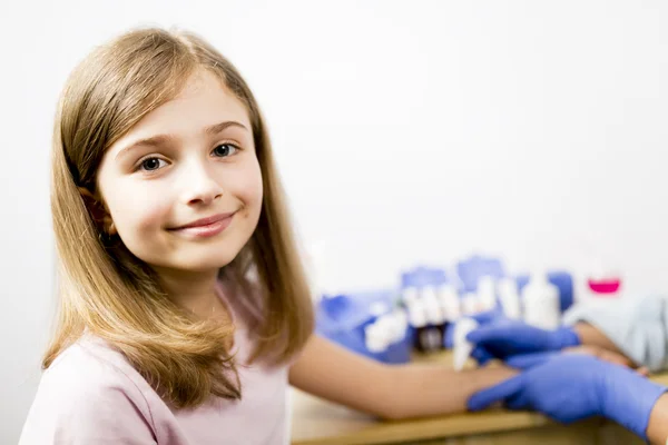 Alergia - testes de picada de pele, menina bonito em um laboratório — Fotografia de Stock