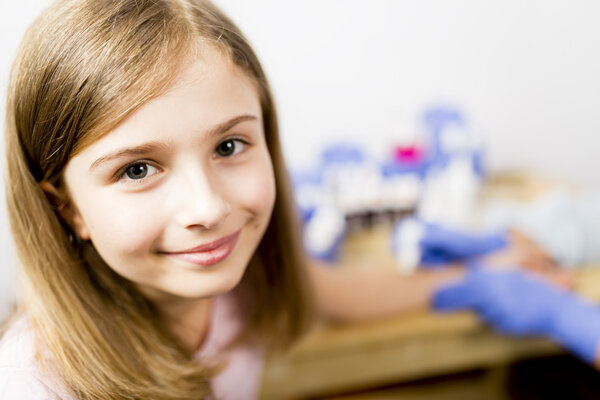 Аллергия - тест на укол кожи, симпатичная девушка в лаборатории
