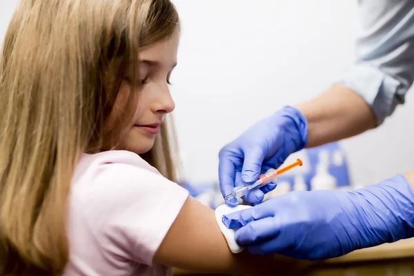 Vaccine - a doctor giving  vaccination girl, health, prevention — Stock Photo, Image