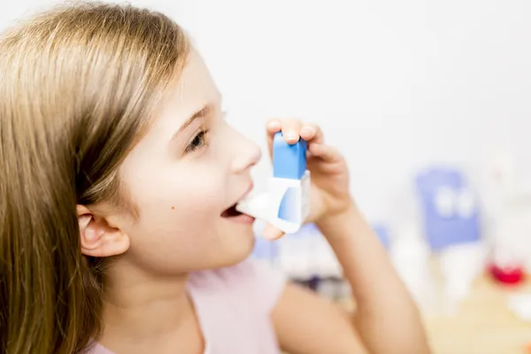 Alergia - linda chica usando inhalador — Foto de Stock