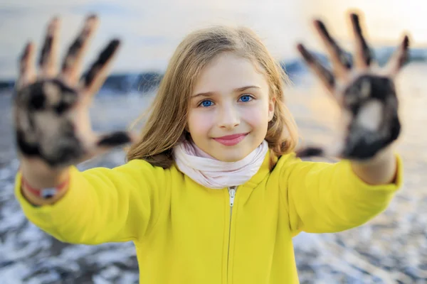 Beach fun - mooi meisje spelen op zandstrand — Stockfoto