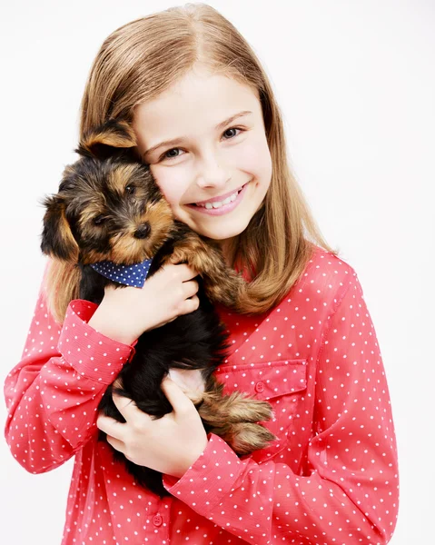 Giovane ragazza con cucciolo, carino Yorkshire terrier - migliori amici — Foto Stock
