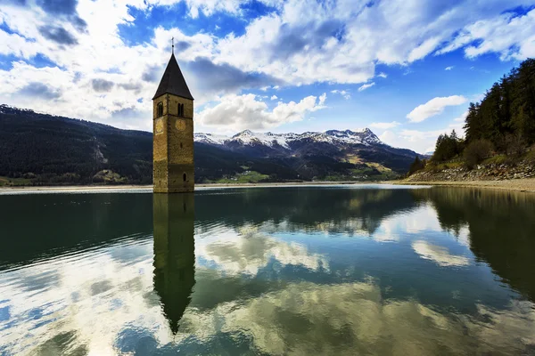 A Campanile di curon, lago di resia - Olaszország — Stock Fotó