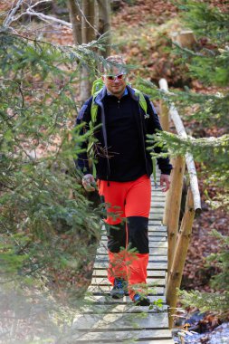 -dostum üzerinde dağ yürüyüşü hiking