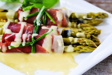 kuşkonmaz - ızgara genç kuşkonmaz prosciutto et olarak tamamladı