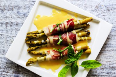 kuşkonmaz - ızgara genç kuşkonmaz prosciutto et olarak tamamladı