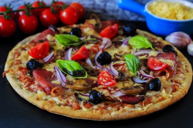 Pizza - İtalyan pizza jambon, mantar ve zeytin