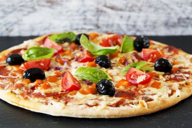 Pizza - İtalyan pizza salam ve Siyah Zeytin ile