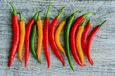 ahşap tahta üzerinde taze biber