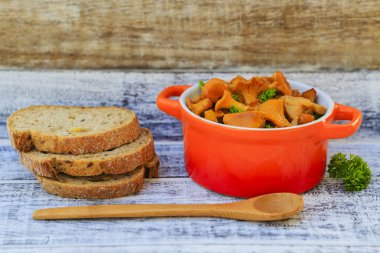 bir tavada pişirilmiş Cantharellus cibarius mantar