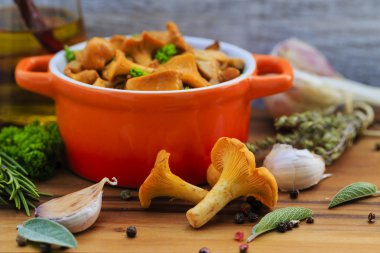 bir tavada pişirilmiş Cantharellus cibarius mantar