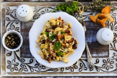 Cantharellus cibarius - geleneksel çırpılmış yumurta ile taze Cantharellus cibarius