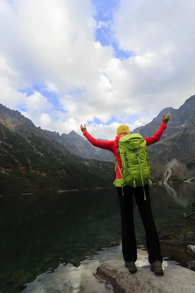 Trek - woman on mountain hike — Stock Photo, Image