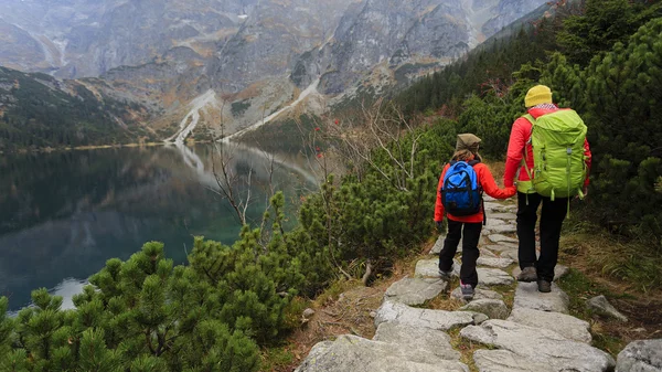 徒步旅行-山迷航的家庭 — 图库照片