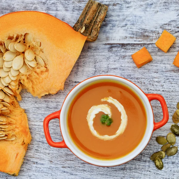 Pumpkin soup - Traditional seasonal pumpkin soup — Stock Photo, Image