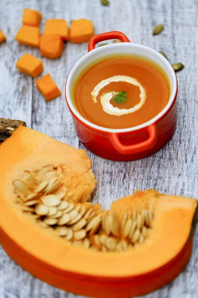 Pumpkin soup - Traditional seasonal pumpkin soup — Stock Photo, Image