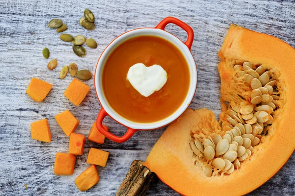 Soupe à la citrouille - Soupe à la citrouille traditionnelle de saison — Photo