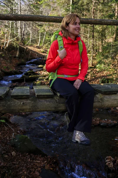 Senderismo - mujer en caminata de montaña — Foto de Stock