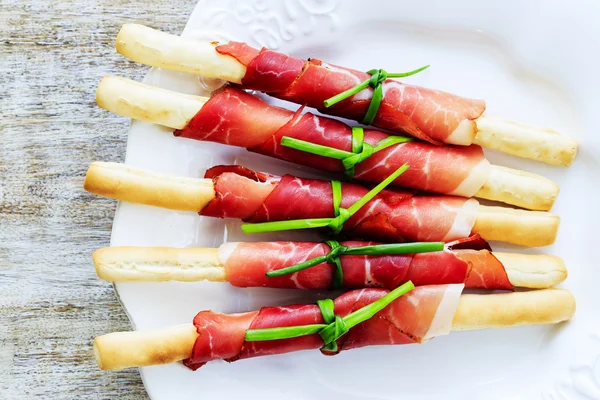 Prosciutto - Prosciutto di Parma italiano con grissini —  Fotos de Stock