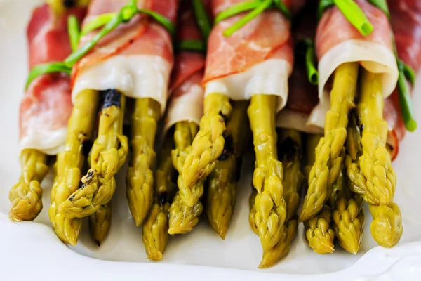 Asparagi - prelibatezze, pasto gourmet - asparagi giovani alla griglia — Foto Stock