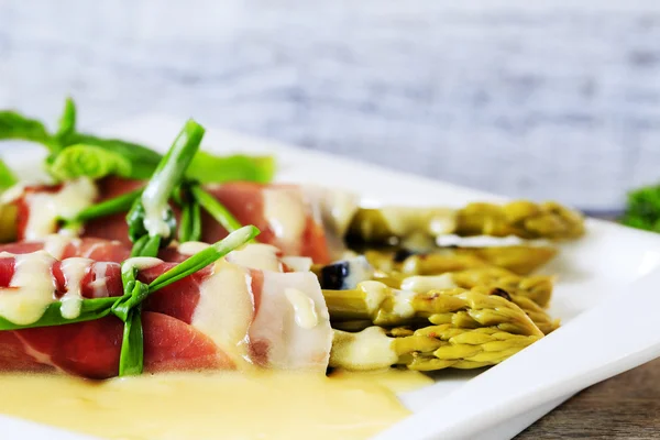 Asperges - gegrilde jonge asperges gewikkeld in prosciutto vlees — Stockfoto