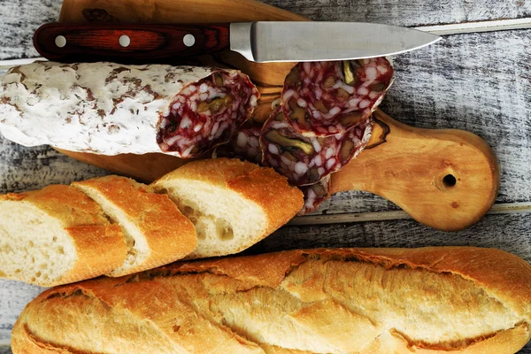 Salami met walnoten - traditionele Italiaanse salami — Stockfoto