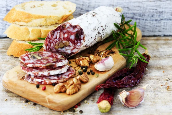 Salami met walnoten - traditionele Italiaanse salami — Stockfoto