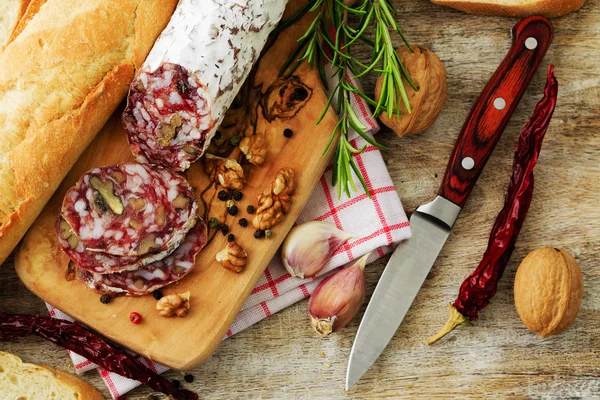 Salami mit Walnüssen - traditionelle italienische Salami — Stockfoto