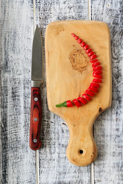 Świeże chili peppers na desce — Zdjęcie stockowe