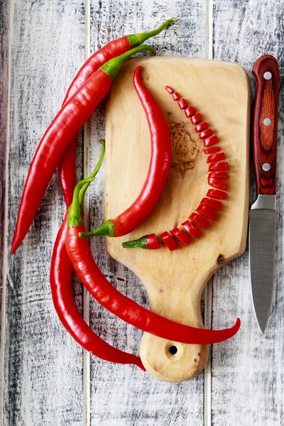 Φρέσκες πιπεριές τσίλι σε σανίδα — Φωτογραφία Αρχείου
