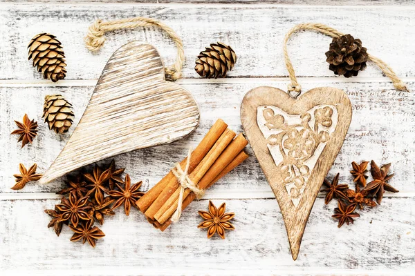Рождественские специи и украшения - орехи, анисовые звезды с корицей — стоковое фото