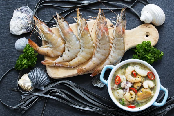 Shrimp, seafood - raw fresh prawns prepared for cooking — Stock Photo, Image