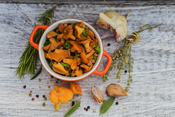 Champiñones chanterelle cocidos en una sartén —  Fotos de Stock