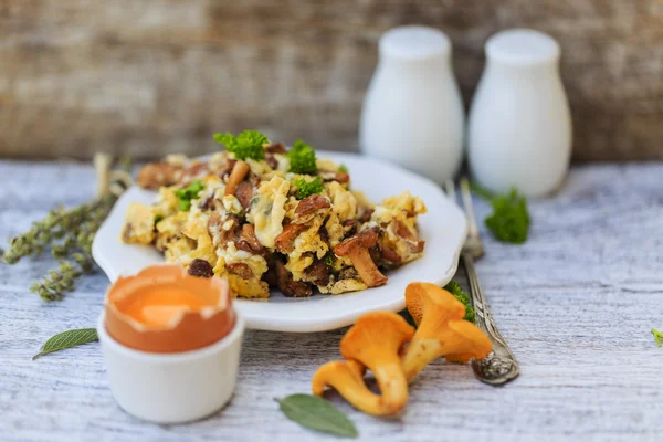 살구-전통적인 신선한 살구 버섯과 달걀 스크램블 — 스톡 사진