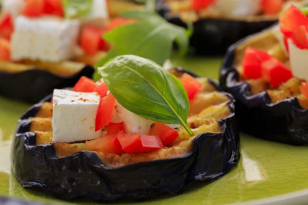 Баклажаны на гриле с сыром фета, красным перцем и базиликом — стоковое фото
