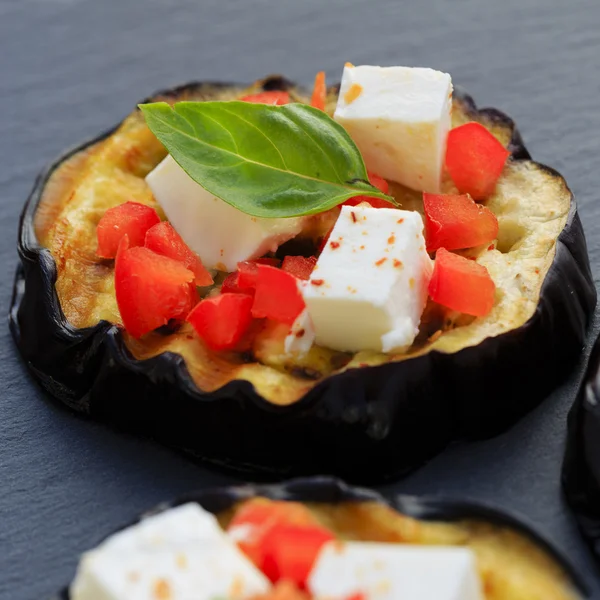 Grilled eggplant with feta cheese, red peppers and basil — Stock Photo, Image