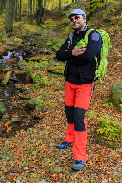 Trek d'automne - homme en randonnée en montagne — Photo