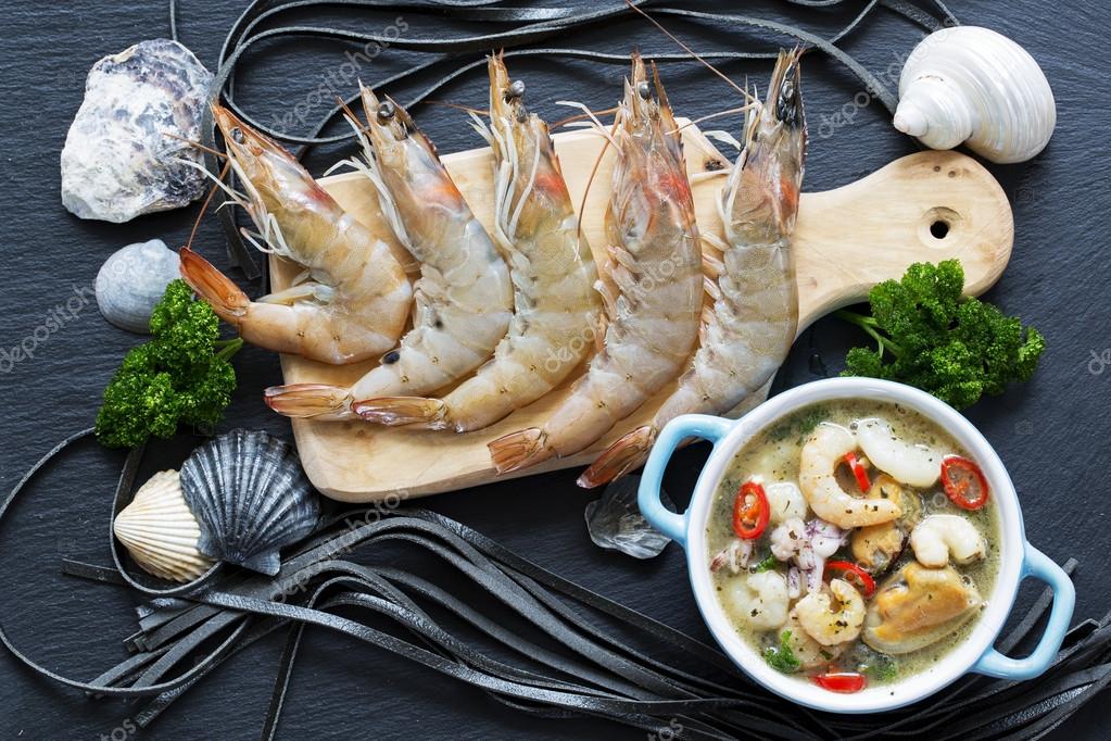 Shrimp, seafood - raw fresh prawns prepared for cooking — Stock Photo