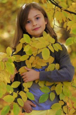 sonbahar eğlence - güzel kız eğlenceli bir sonbahar park vardır