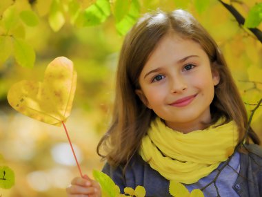 sonbahar eğlence - güzel kız eğlenceli bir sonbahar park vardır