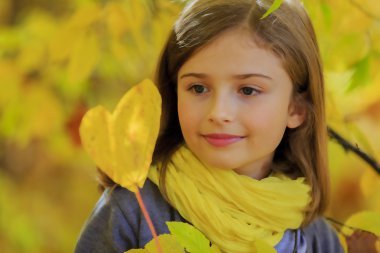 sonbahar eğlence - güzel kız eğlenceli bir sonbahar park vardır