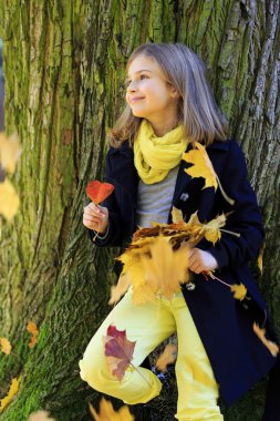 sonbahar eğlence - güzel kız eğlenceli bir sonbahar park vardır