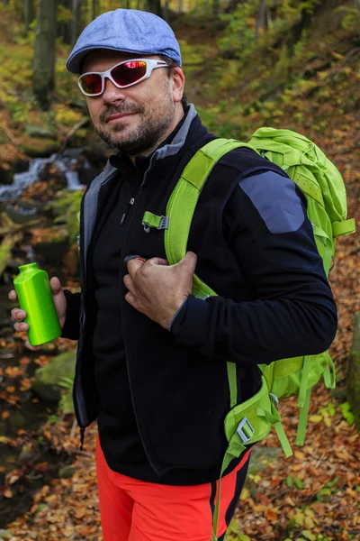 Caminata de otoño - hombre en caminata de montaña — Foto de Stock