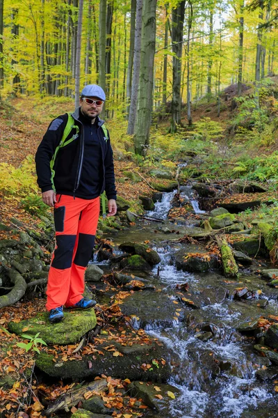 Herfst trek - man op bergwandeling — Stockfoto