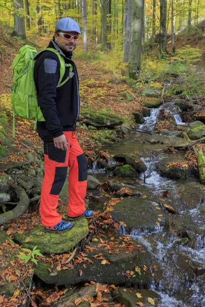 Caminhada de outono - homem em caminhada de montanha — Fotografia de Stock